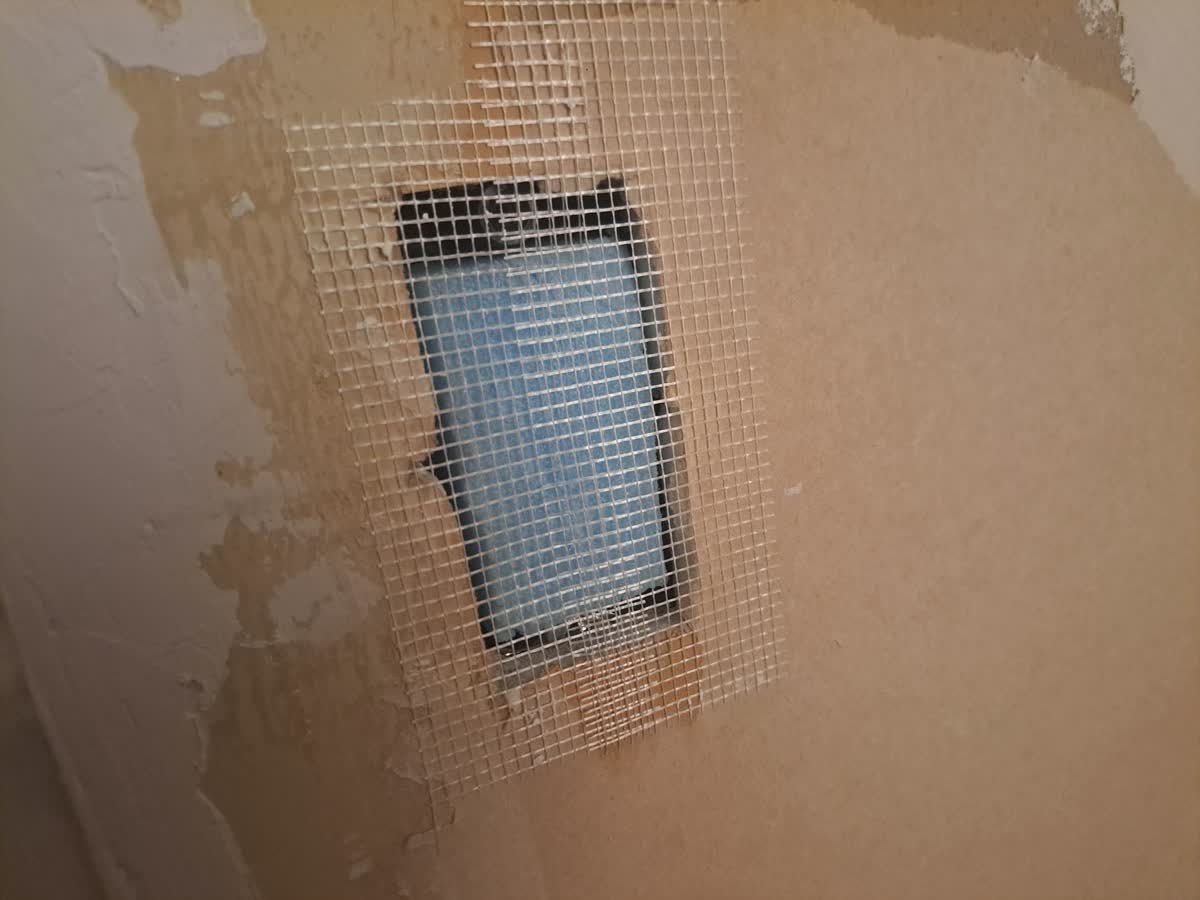 網テープ貼り付け作業中