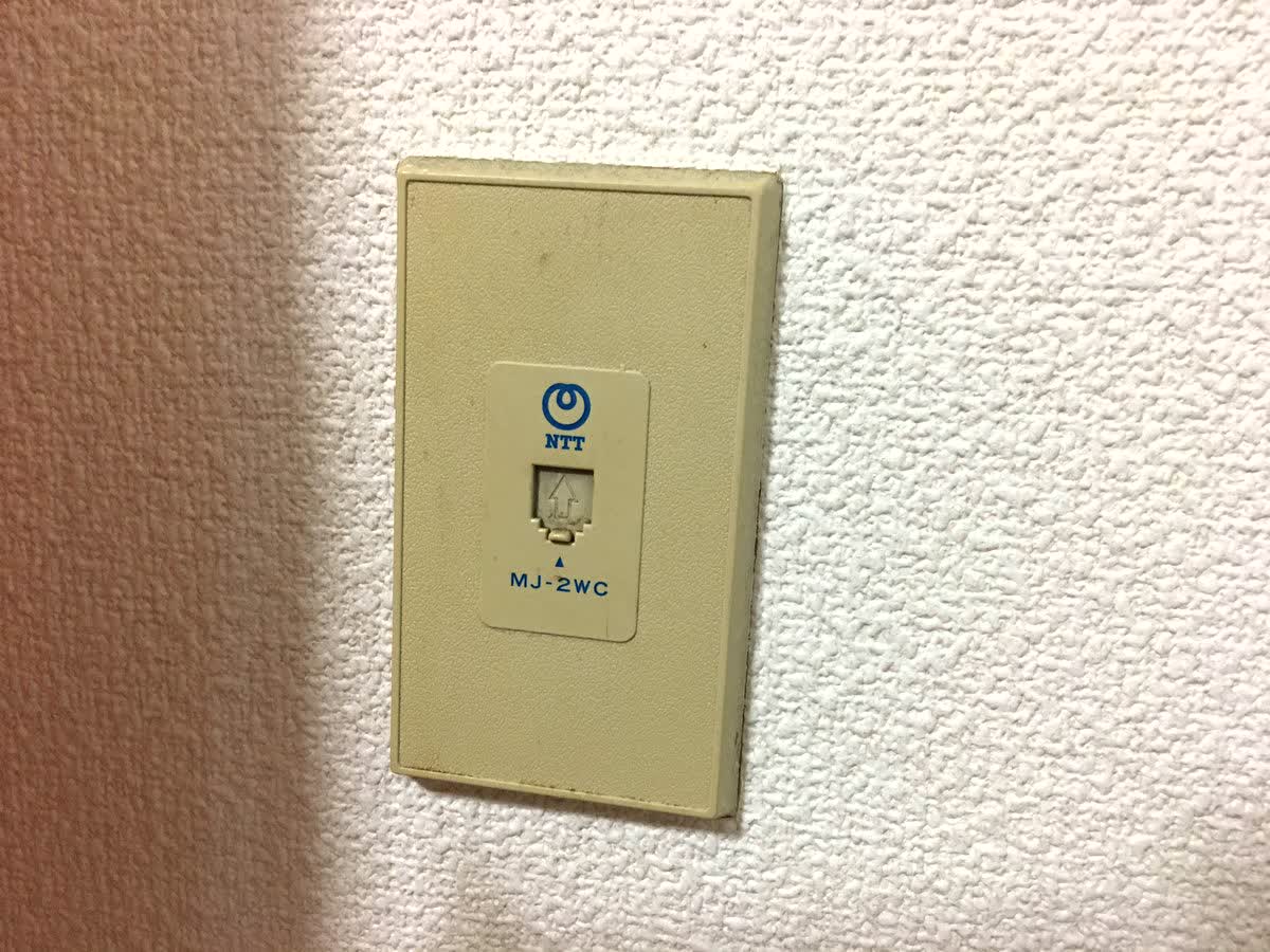 壁に残っていたNTTのモジュラージャック