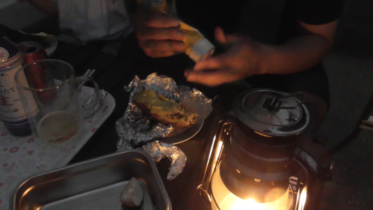 割った焼き芋にチューブのバターをのせる