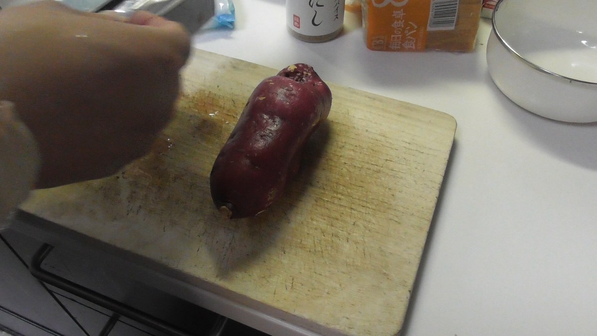 さつまいもをアルミホイルで包む