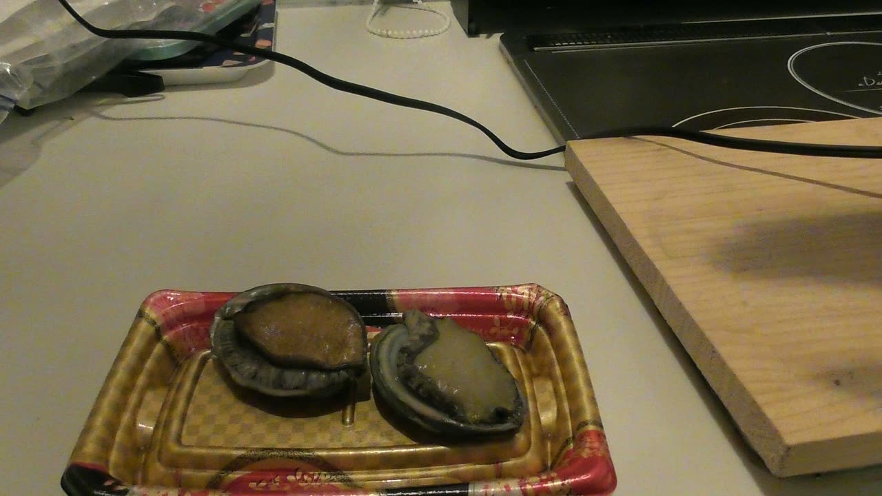 トレーに入った小ぶりの鮑2個
