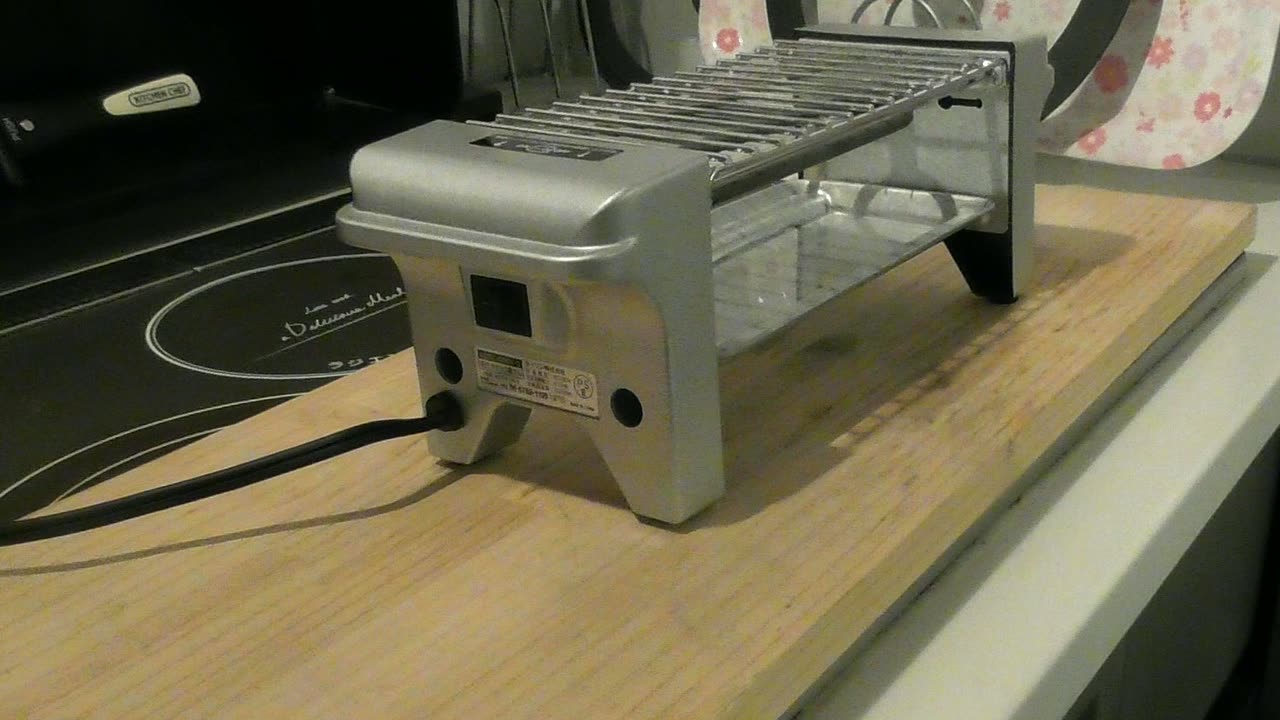 まな板の上に置いた焼き鳥用の卓上電気グリル