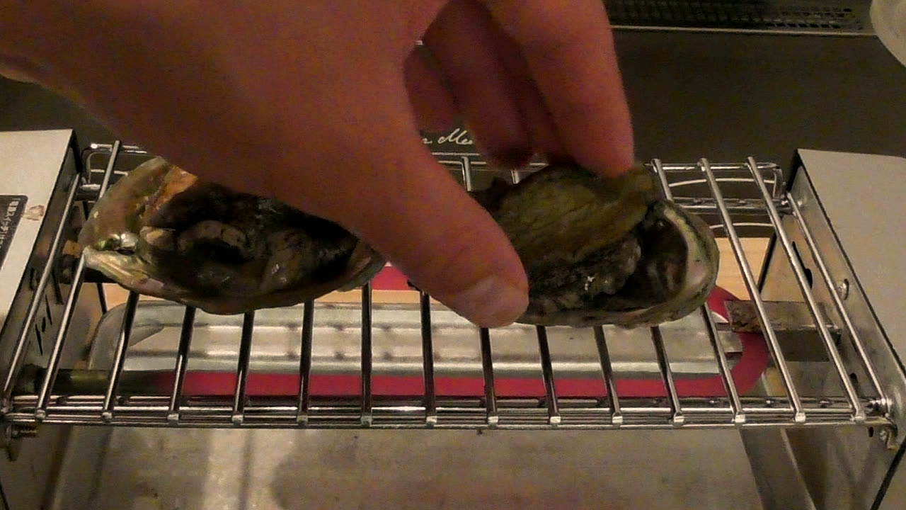 グリルの網に、鮑を殻ごとのせているところ