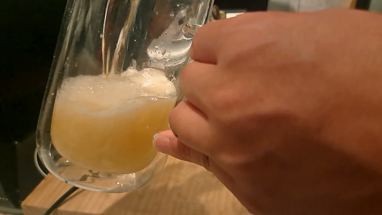 ジョッキにビールを注いでいるところ