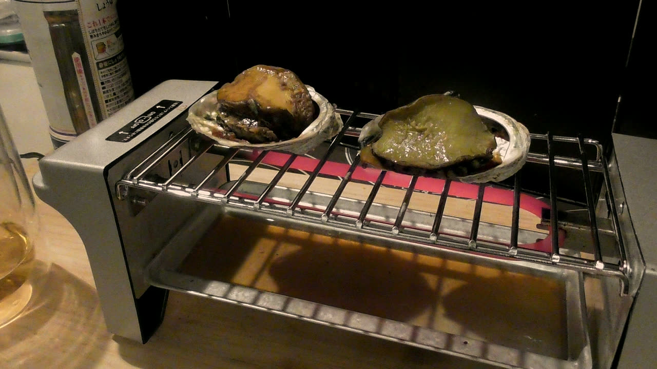 身を戻して、ええ色に焼けてきた鮑2個