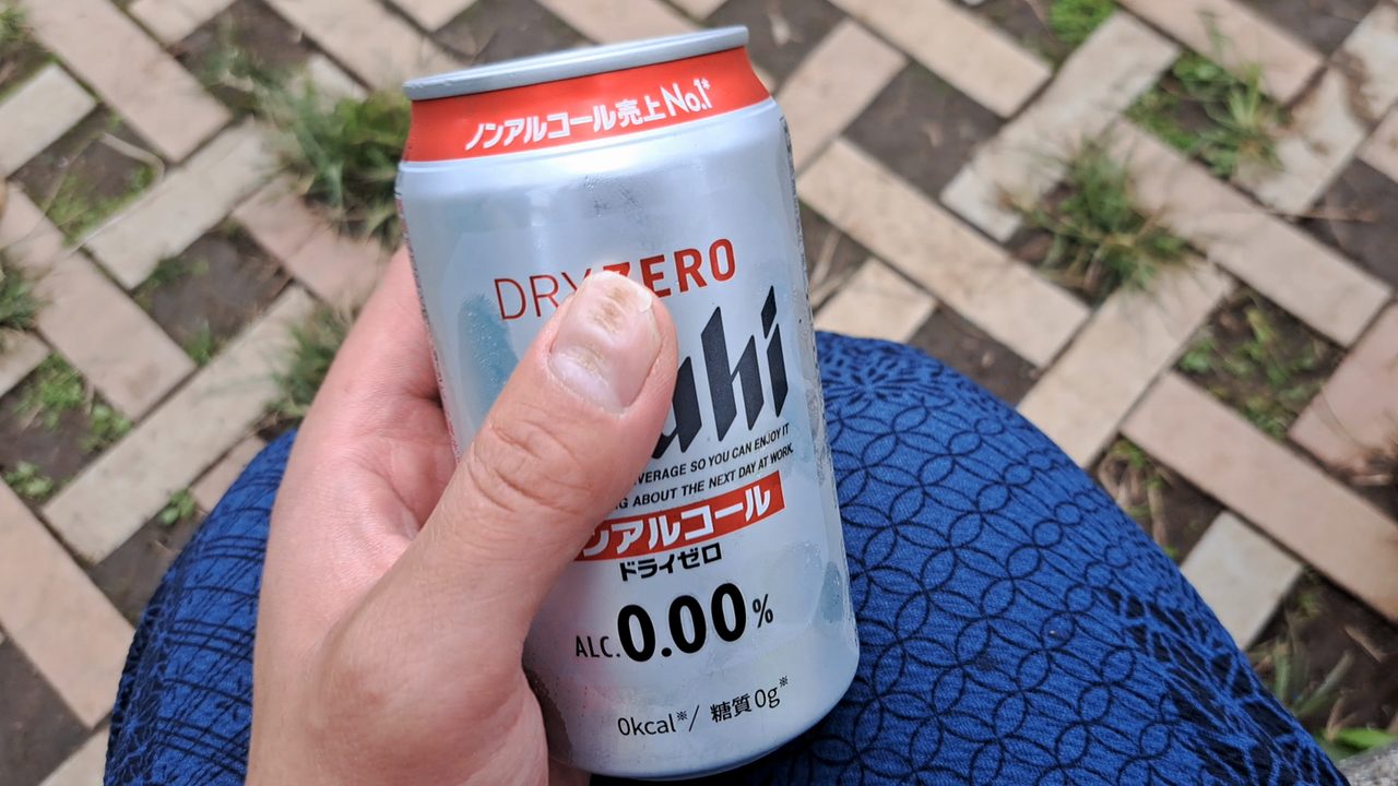 アサヒ ドライゼロの缶を持つ手