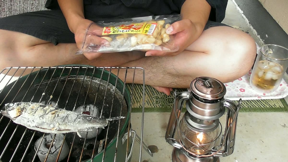 袋入りの揚げにんにくと氷を入れたグラス