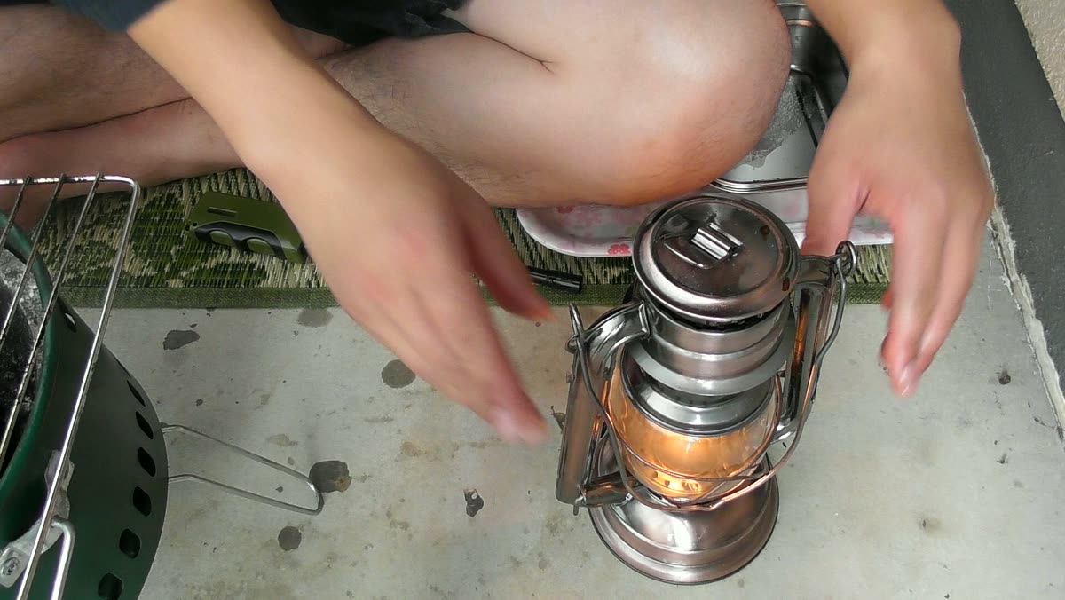 オイルランタンに火を入れる手元