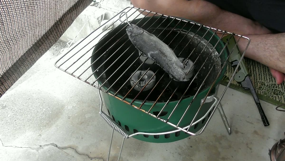 七輪の網に置いた塩をふった鮎