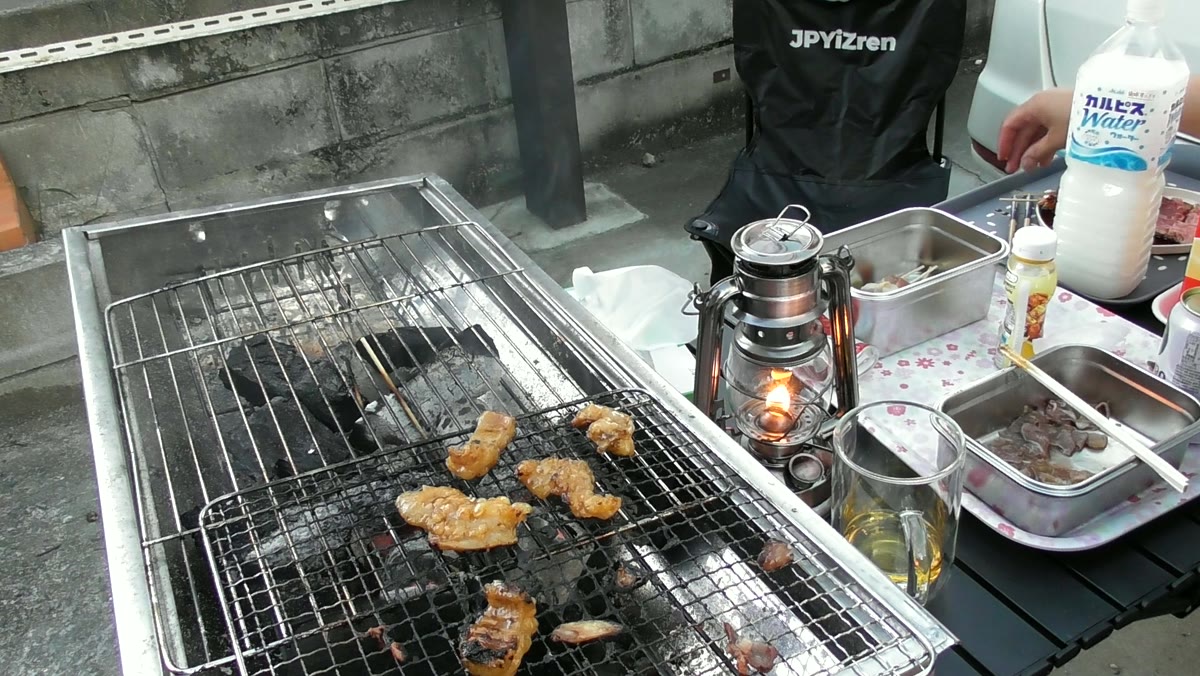 味噌だれのシマチョウを炭火で焼く