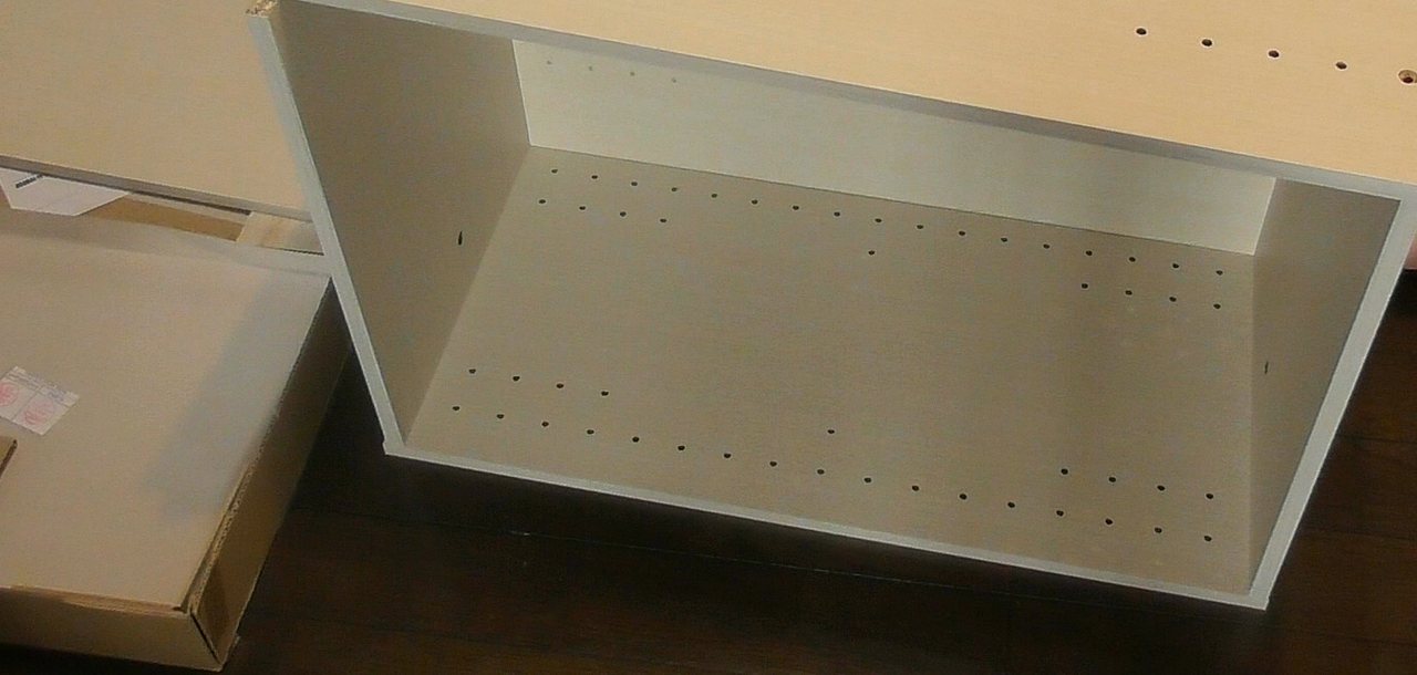 床の上で組み上がったカラボの枠。白い板で囲まれた箱の形になっている