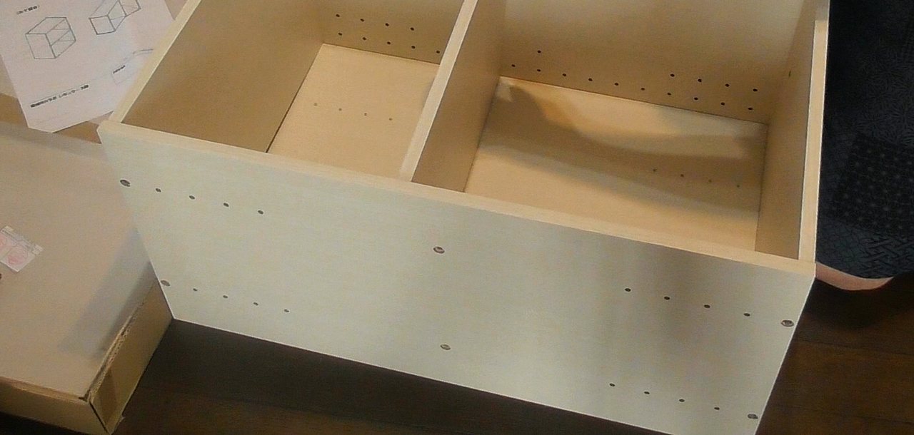 寝かせたカラボの真ん中に棚板が入って、2つに分かれている