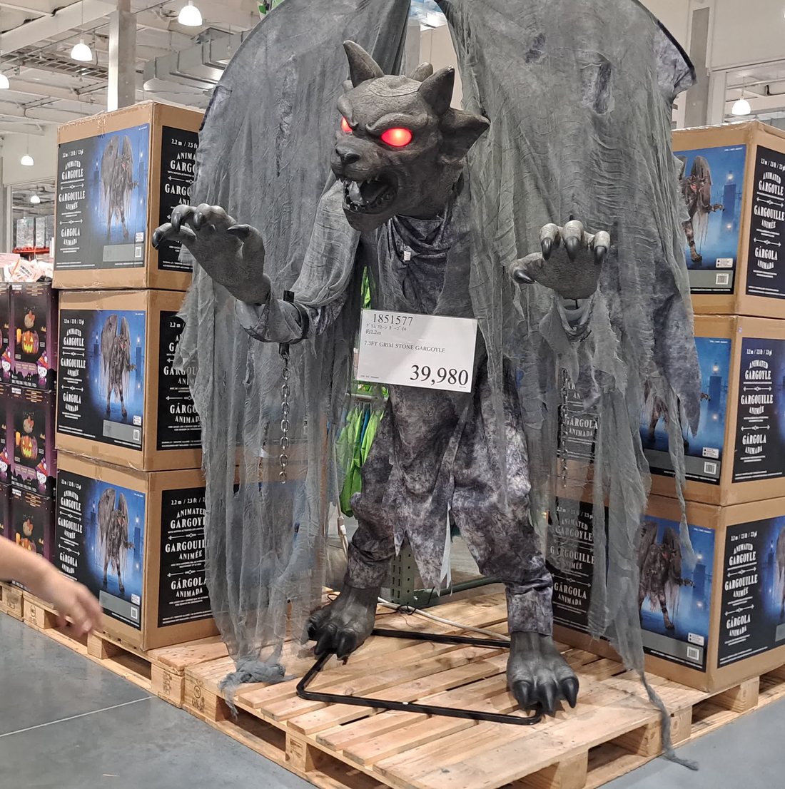 コストコに置かれた39980円のハロウィンのガーゴイル