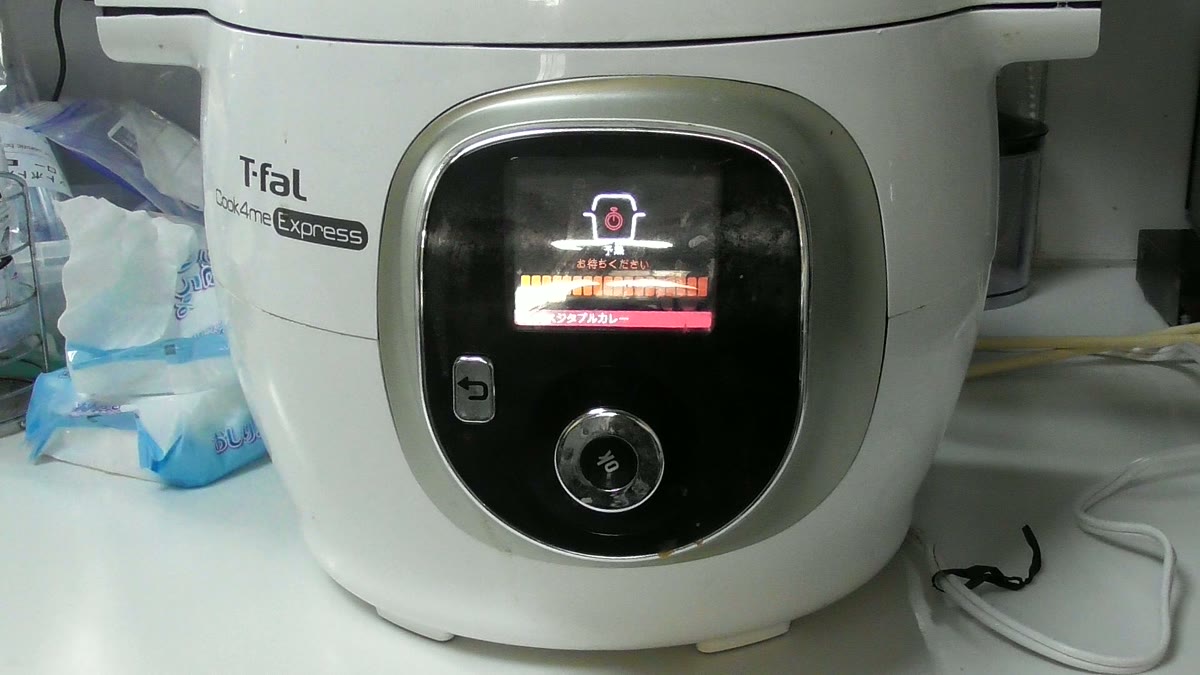 電気圧力鍋の表示。圧力調理12分