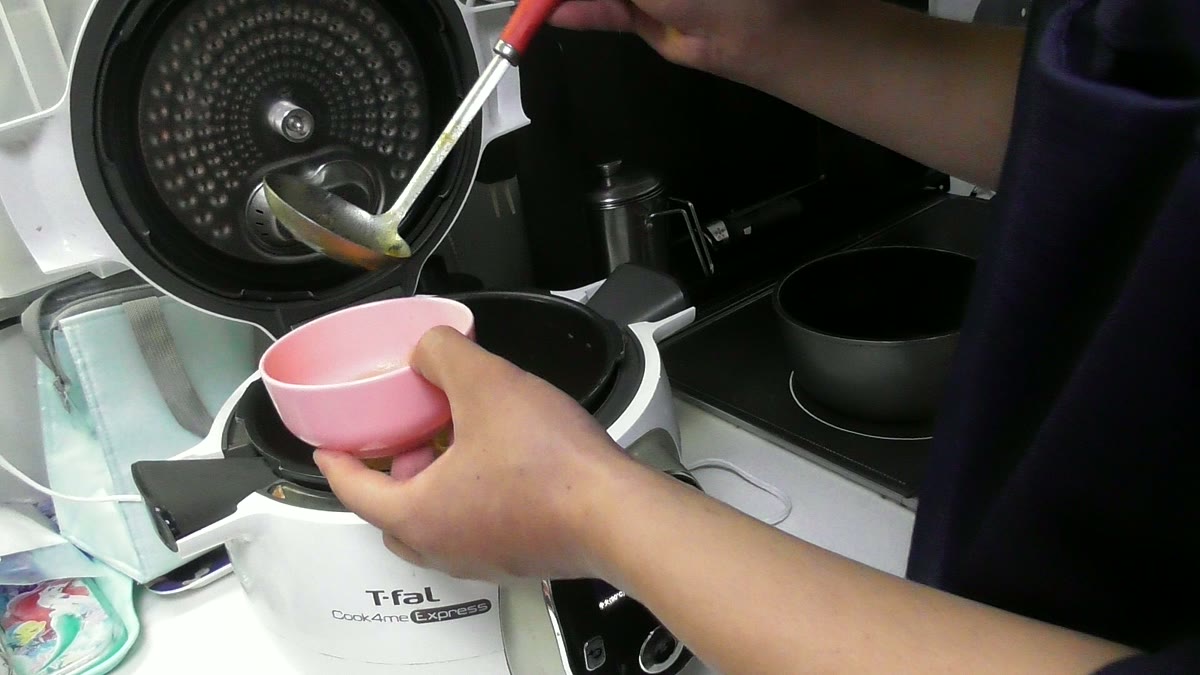 できたカレーを器によそっているところ