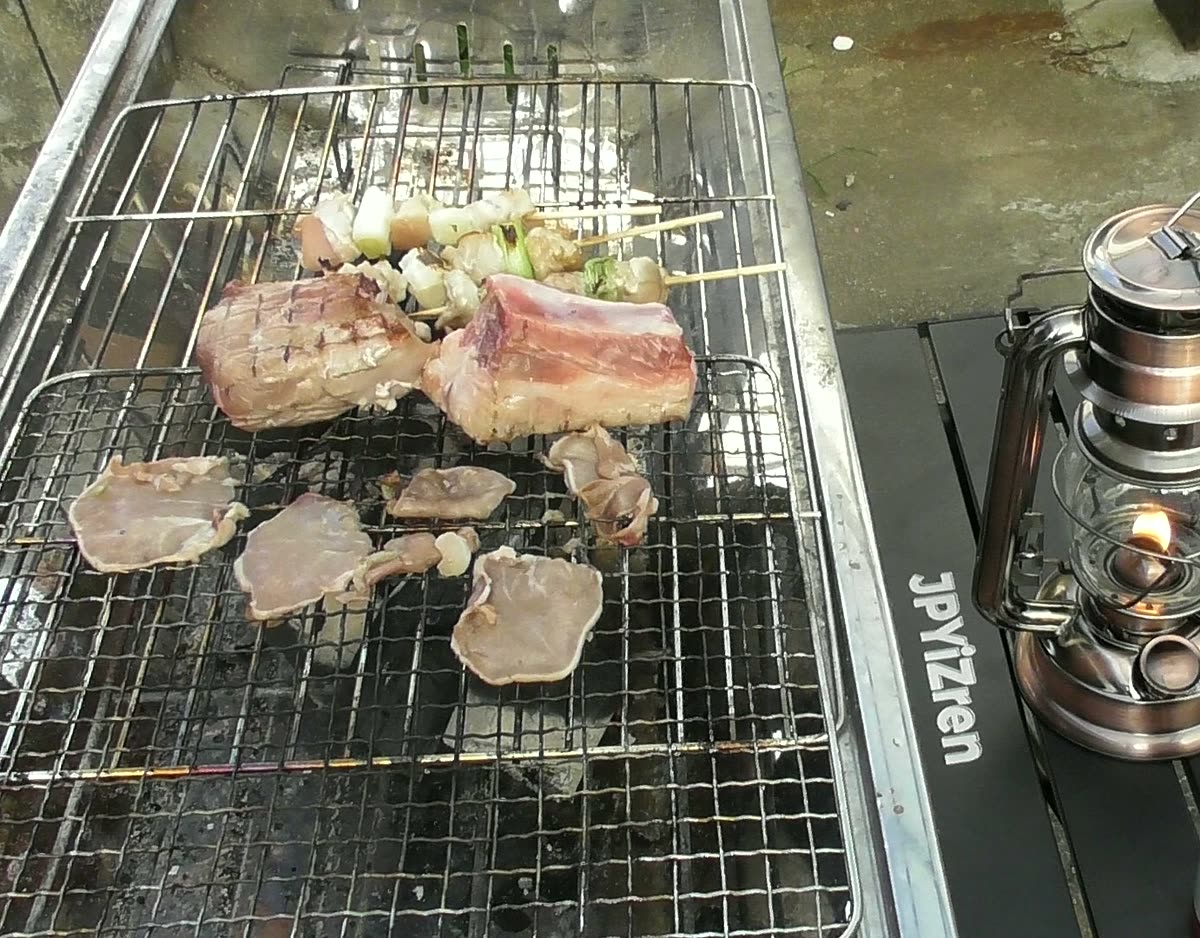庭に出したバーベキューコンロとテーブル、ランタン