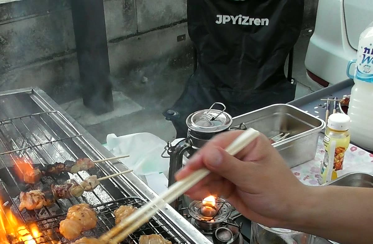 背もたれにロゴが入った黒い折りたたみ椅子