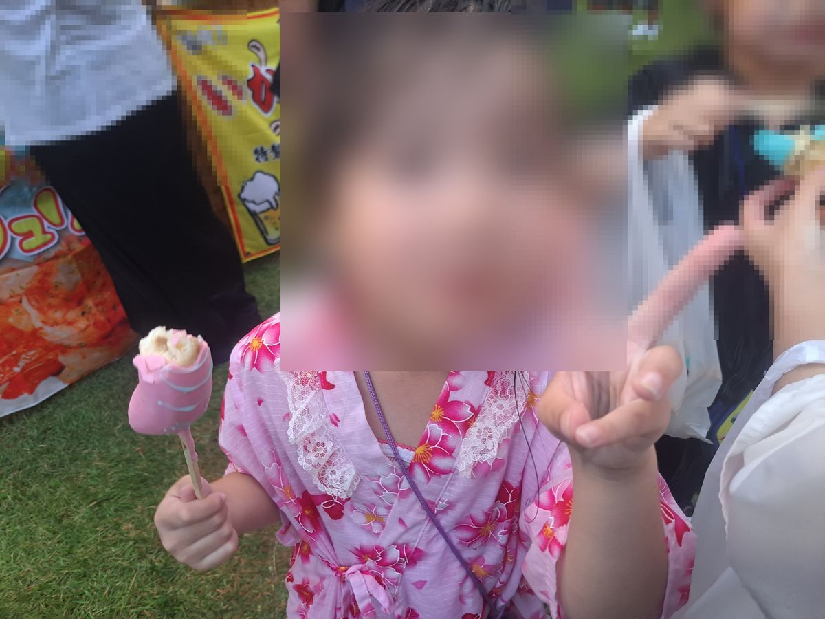 浴衣姿で屋台を楽しむ子ども