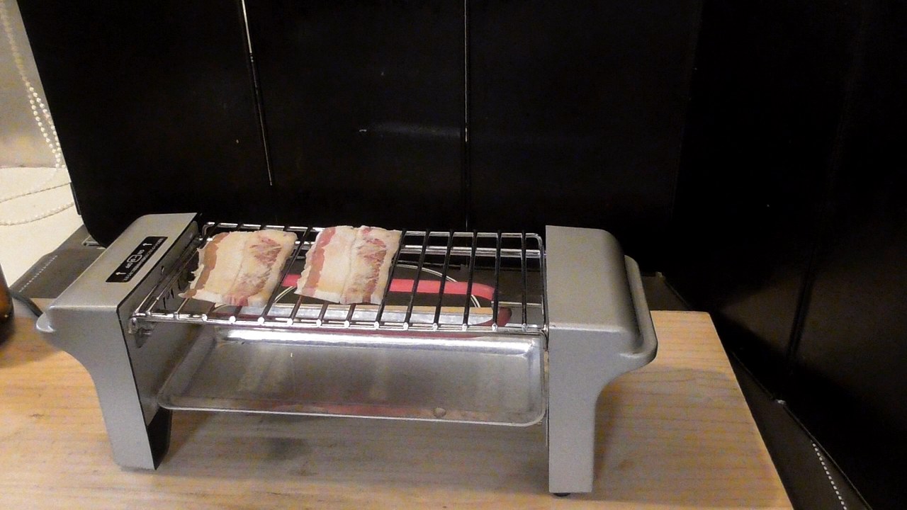焼き鳥グリルの網に、カルビを1枚ずつのせているところ