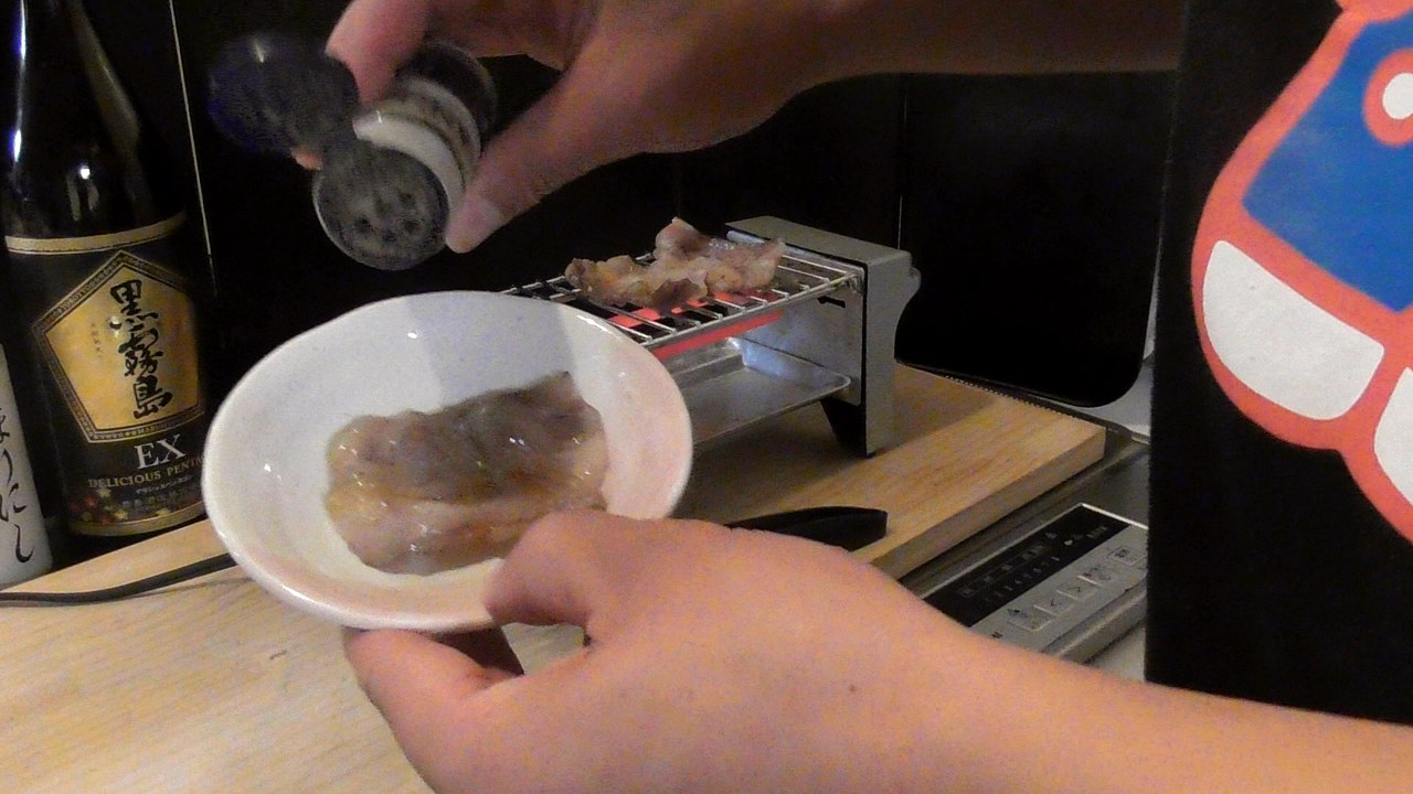 小皿にとった焼けたカルビに、GABANのブラックペッパーをふっているところ