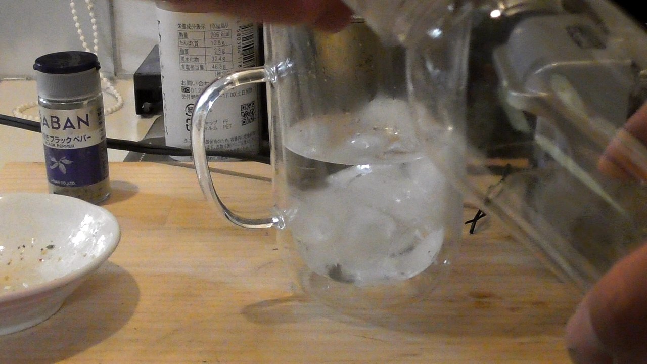 氷の入ったジョッキに注いで、ハイボールの2杯目を作っているところ