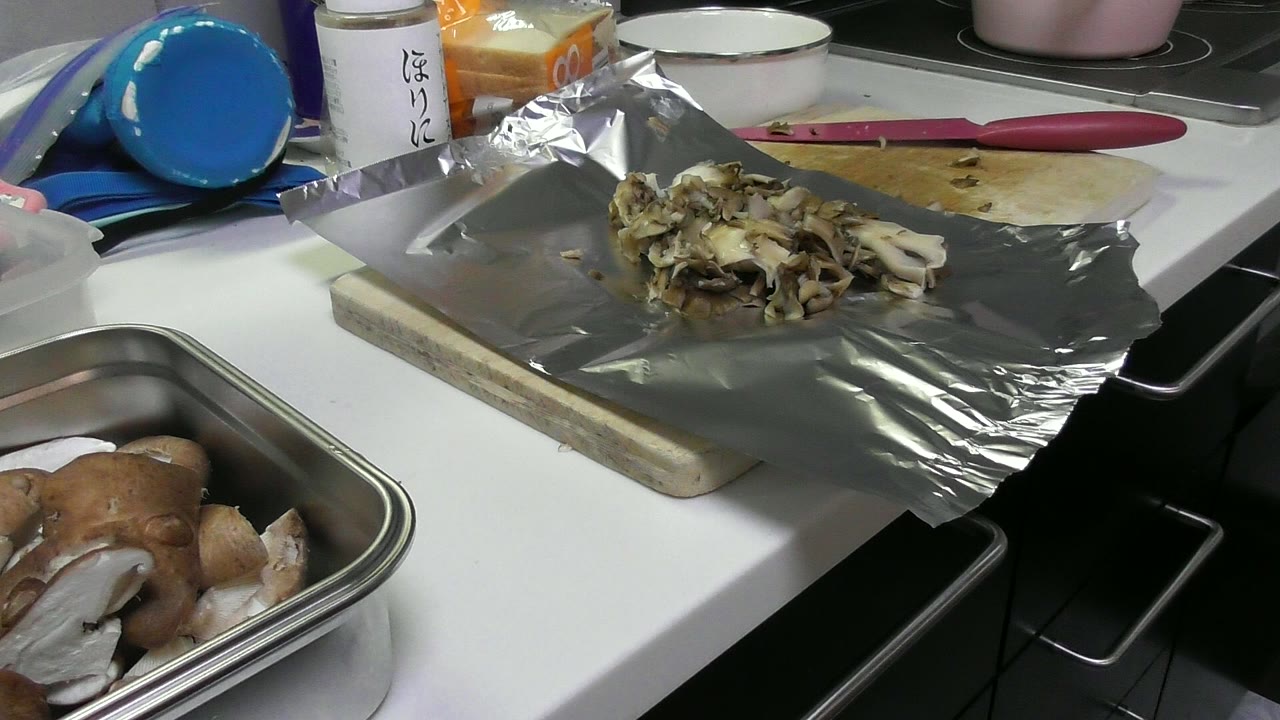 アルミホイルの上にのせたまいたけ