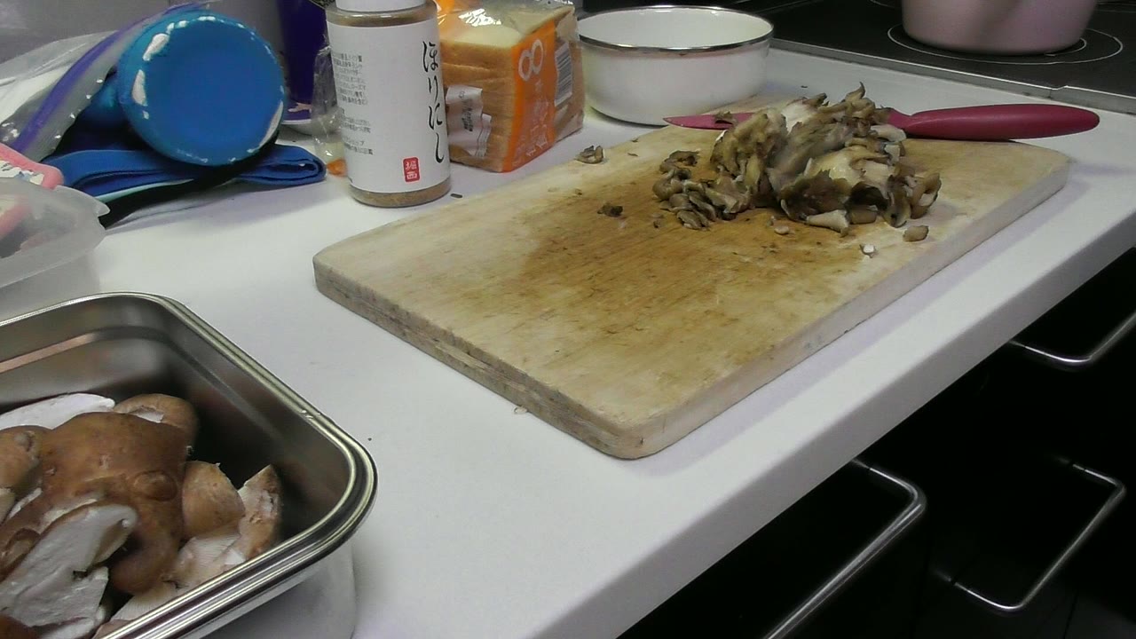 まいたけを手でさいているところ