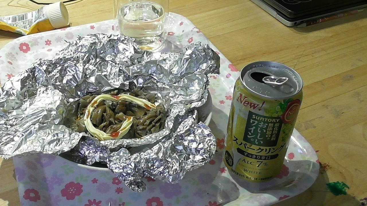 醤油をかけているところ