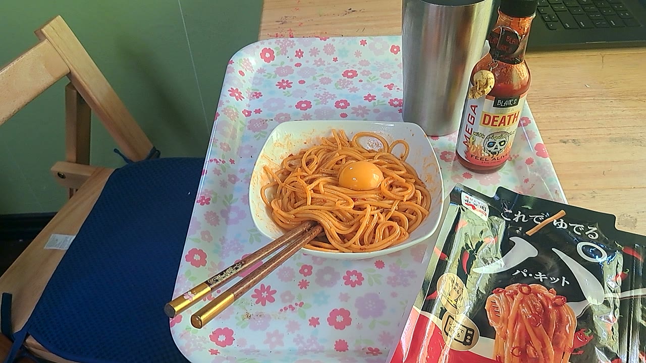 激辛パスタに生卵の黄身を落としたところ