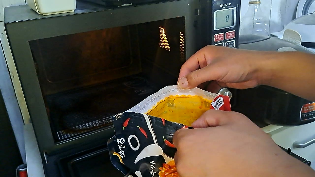 パスタキットをレンジに入れるところ