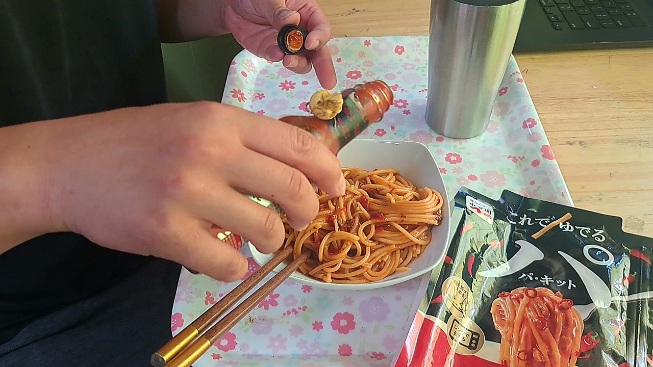 激辛のデスソースをパスタにかけているところ