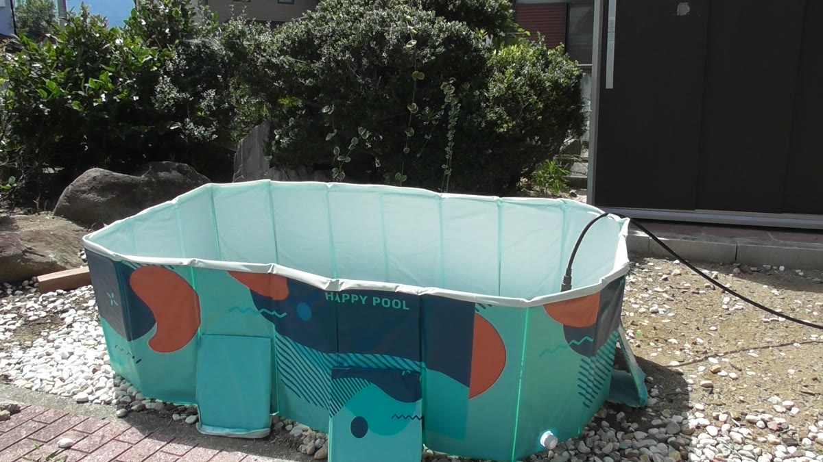 庭に設置した折りたたみプール