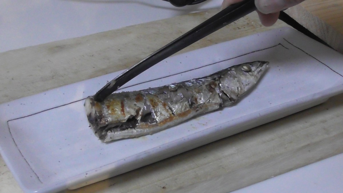 皿に上げた焼き秋刀魚