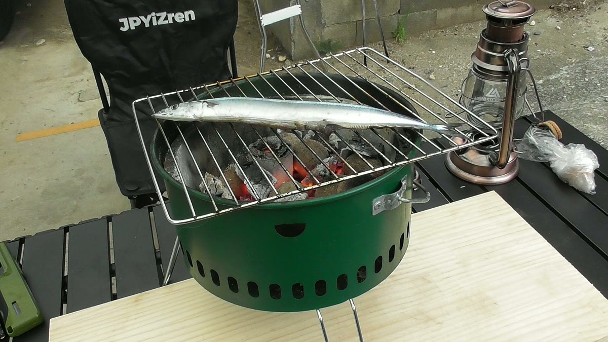 網にのせた秋刀魚