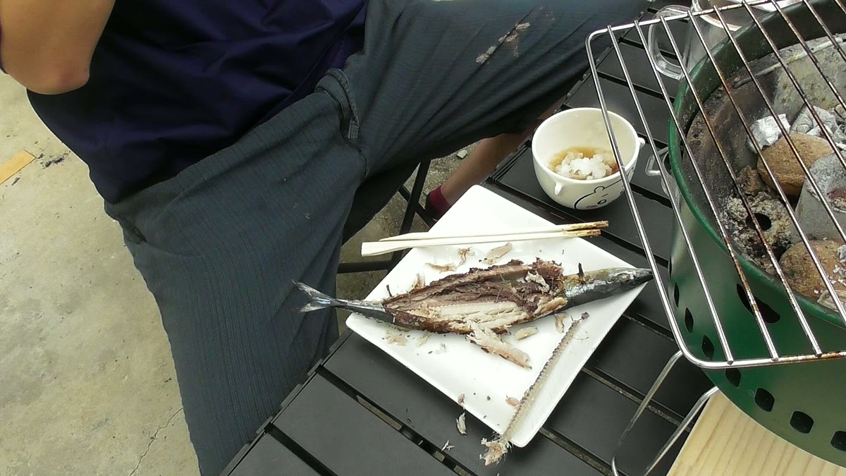 皿に移した秋刀魚と大根おろし