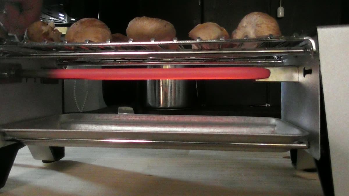 下から見た電気七輪。ヒーターが真っ赤に光っている