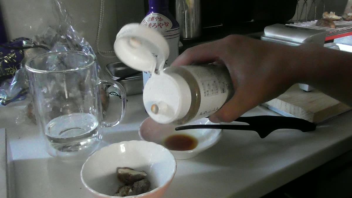 焼いた椎茸にほりにしをかける