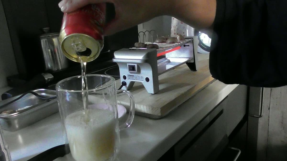ノンアルコールビールをジョッキに注ぐ
