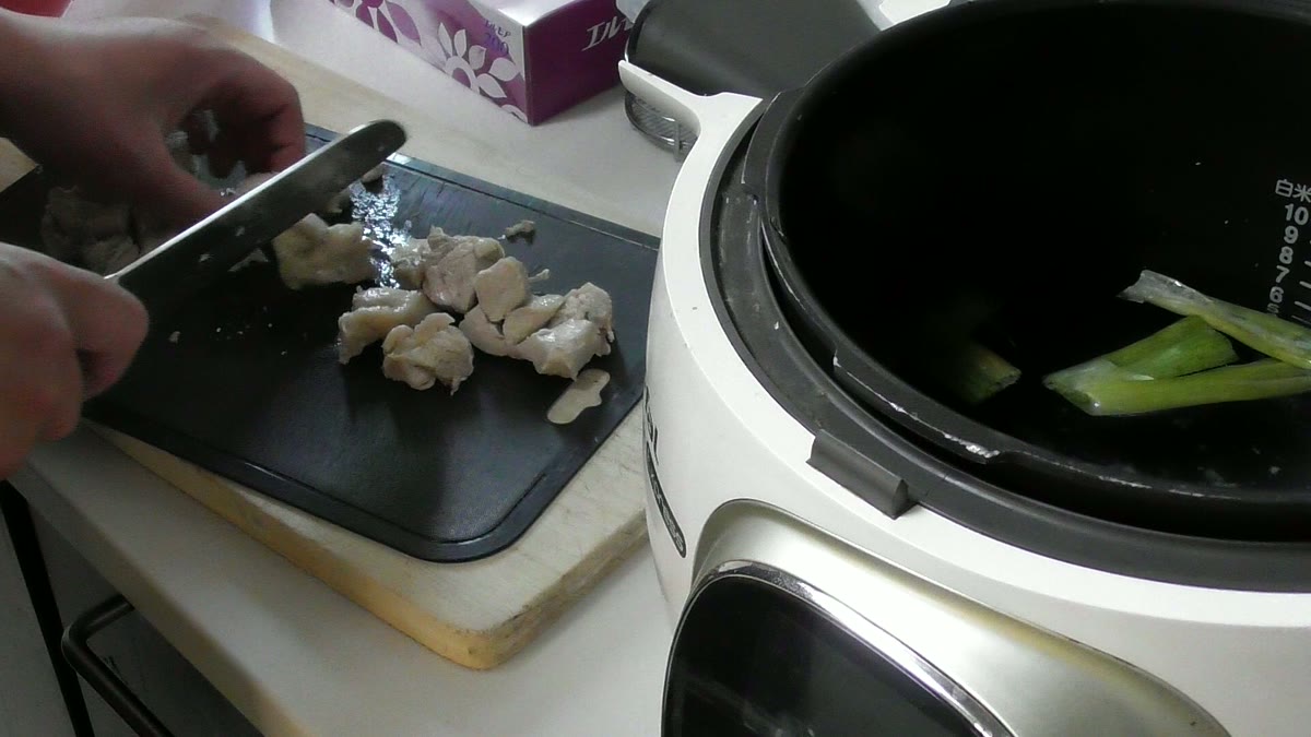 茹でた鶏肉を一口大に切っているところ
