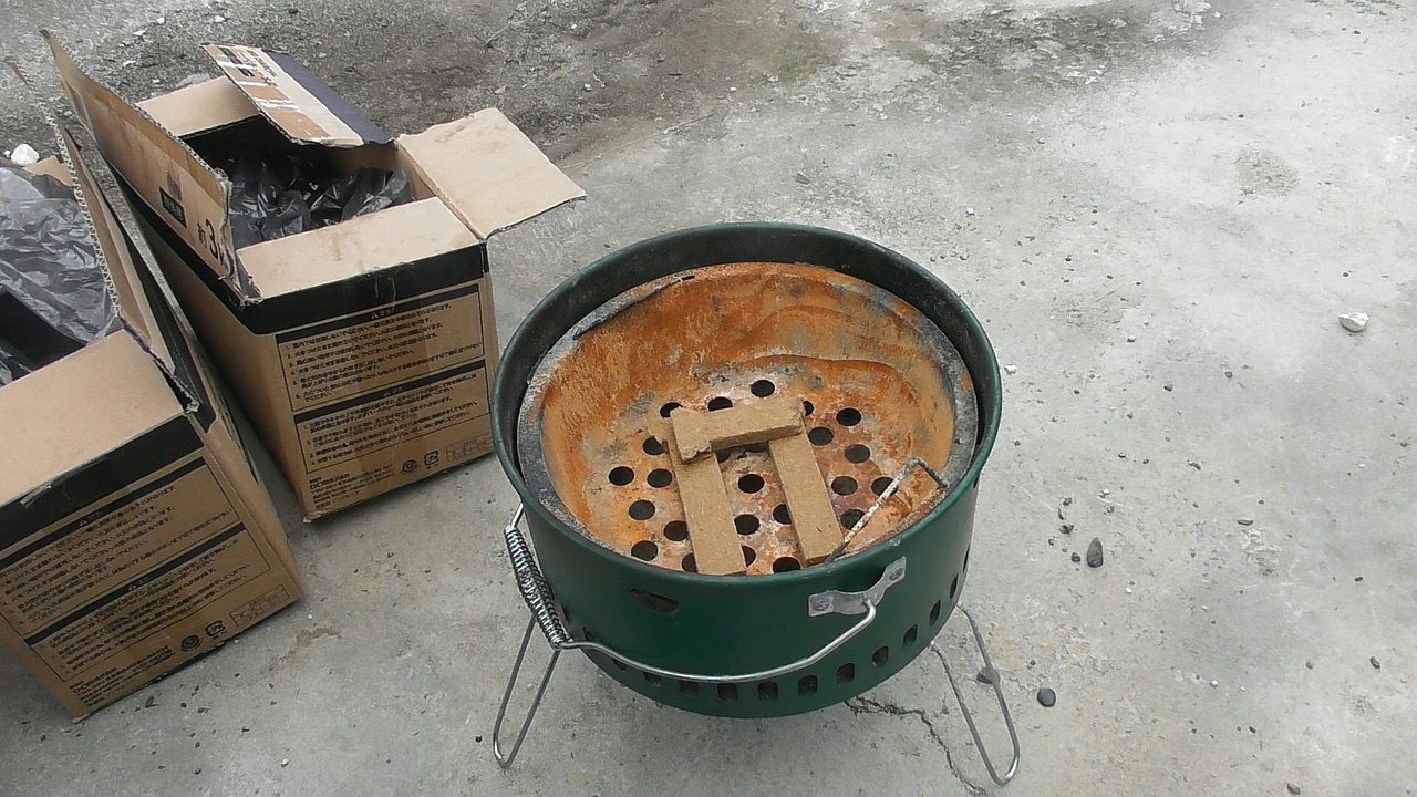 丸いコンロの底に並べた棒状の着火剤