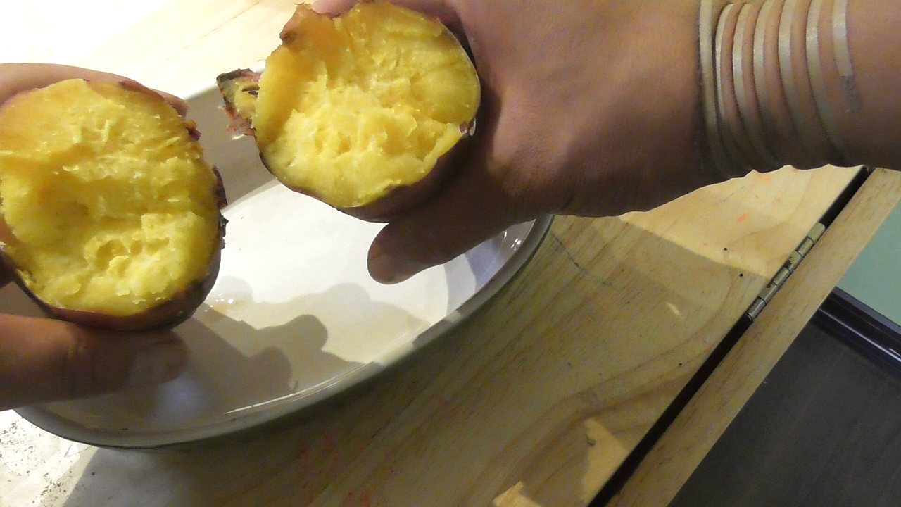 手で2つに割った焼き芋。中まできれいな黄色