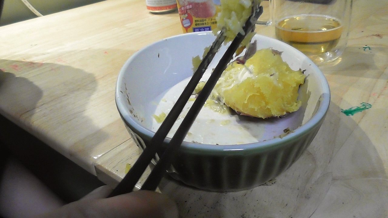 バターがとけた焼き芋を、はしで取っているところ