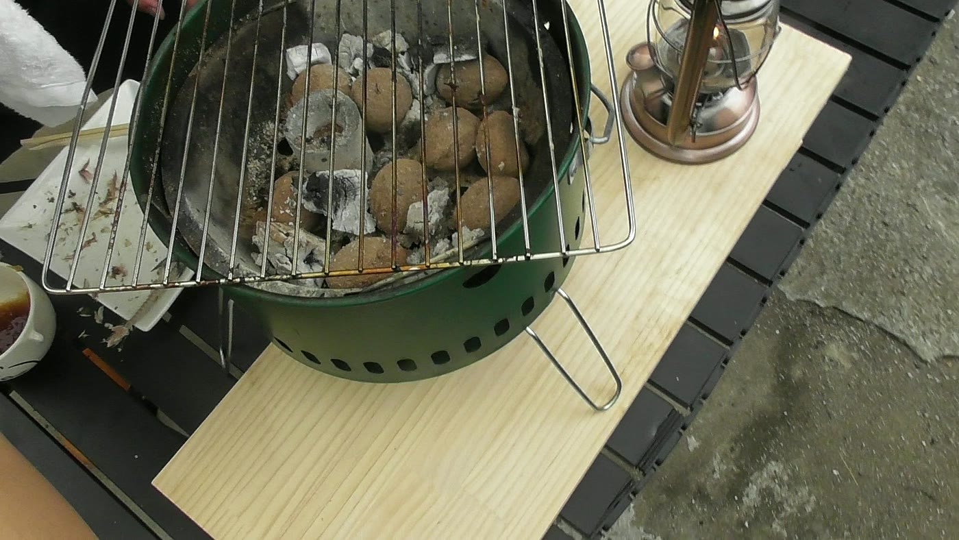 まだ火が残っている炭