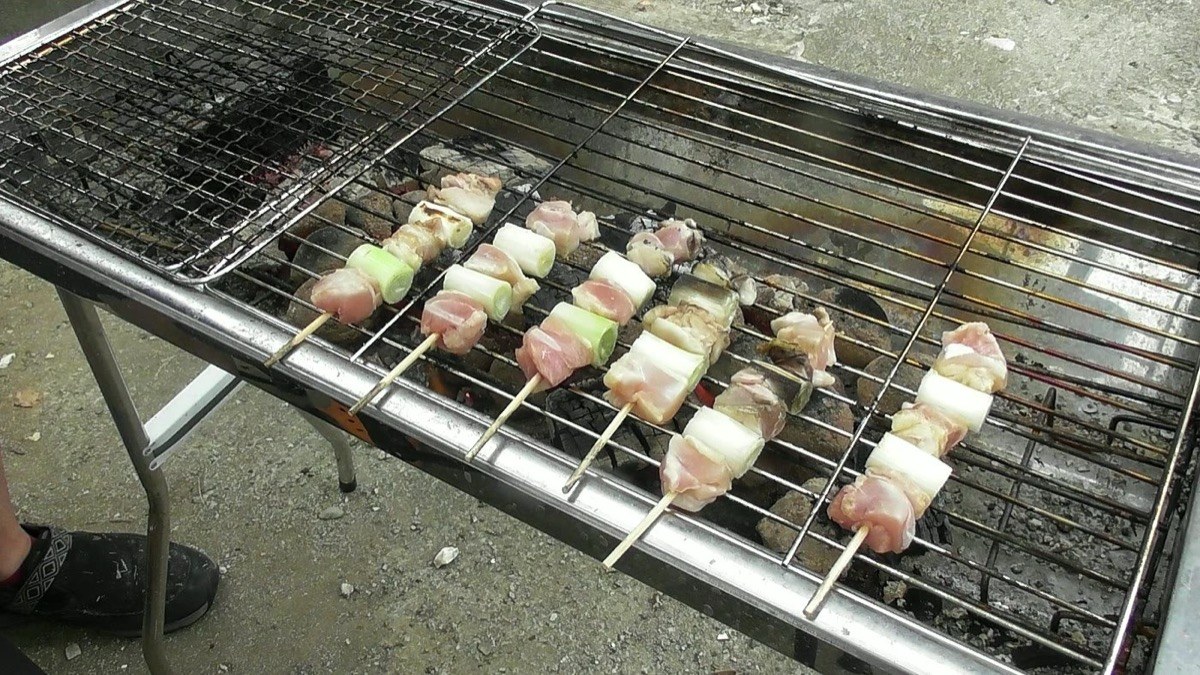網に並べた焼き鳥の串