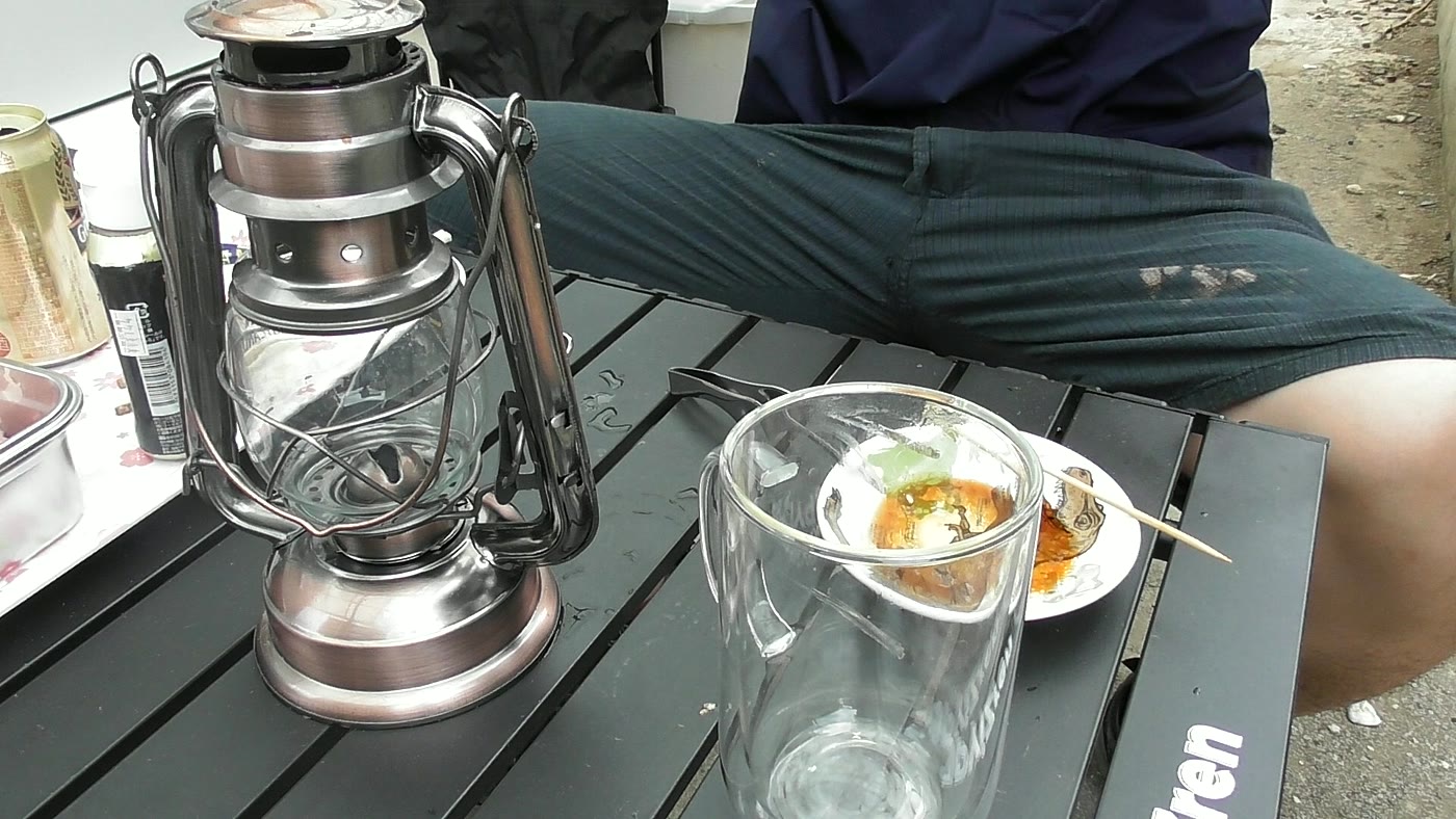 ランタンの火を消したあとのテーブル